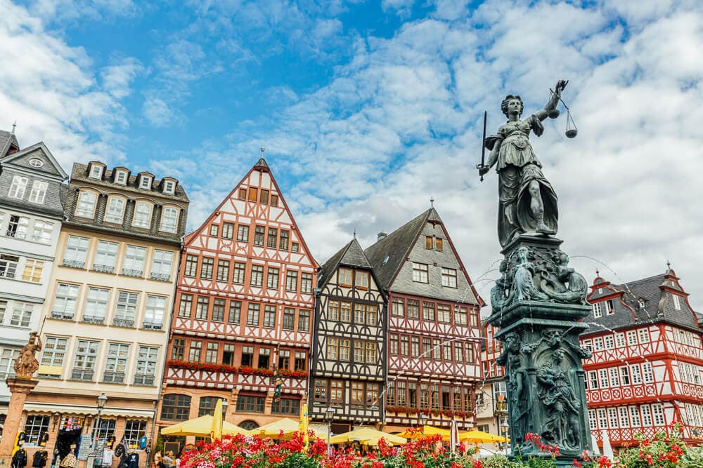 6 Fragen, die Sie sich stellen sollten, bevor Sie eine Escort Dame in Frankfurt treffen
