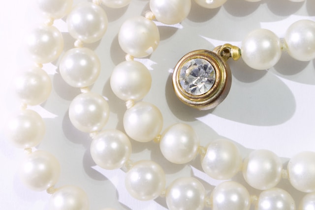 Der ultimative Leitfaden für Perlenohrringe: Ein unverzichtbares Accessoire für jede Garderobe